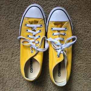 Yellow 💛 Converse low top